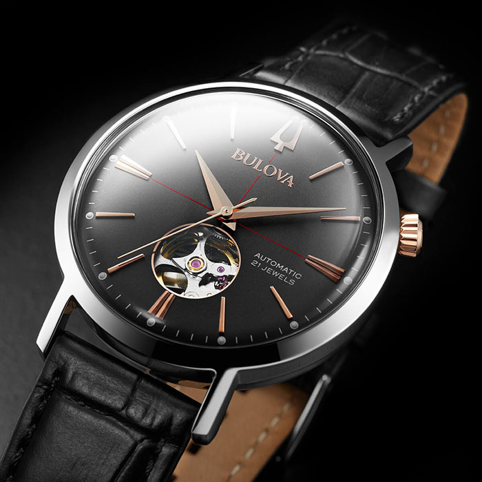 Reloj de correa negra de piel y esfera metálica gris oscuro de la colección Aerojet de relojes Bulova inspirados en el diseño vintage típico de los años 60.
