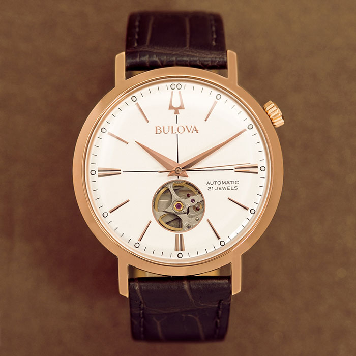 Asset 2@4x Relógio com pulseira marrom de couro e mostrador metálico cobre, da coleção Aerojet de relógios Bulova, inspirada no design vintage típico dos anos 1960.