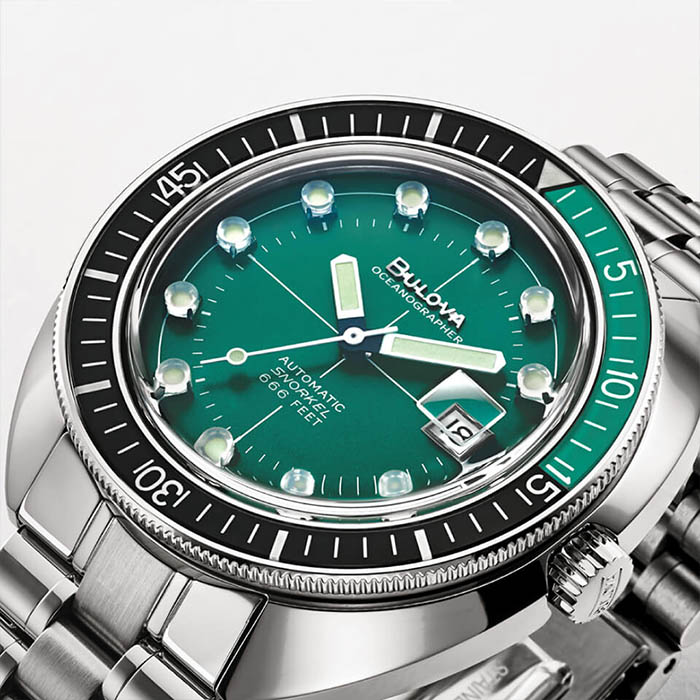 Relógio metálico com mostrador verde da coleção Oceanographer "Devil Diver" de relógios Bulova, uma homenagem ao mergulho de profundidade. Relógios resistentes à água.